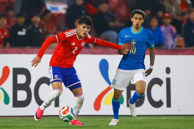 Futbol, Chile vs Brasil. Partido amistoso categoria sub 20. El jugador de la seleccion chilena Martin Jimenez, izquierda, disputa el balon con Isaque de Brasil durante un partido amistoso de la categoria sub 20 realizado en el estadio Nacional de Santiago, Chile. 06 06 2026 Dragomir Yankovic Photosport Football, Chile vs Brazil. U-20 friendly match. ChileÕs player Martin Jimenez, left, vies for the ball against Brazil player Isaque during a U-20 friendly match at Nacional stadium in Santiago, Chile. 06 06 2026 Dragomir Yankovic Photosport Chile vs Brasil, amistoso sub 20, 2026