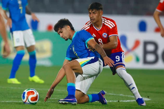 Futbol, Chile vs Brasil. Partido amistoso categoria sub 20. El jugador de la seleccion chilena Yastin Cuevas, derecha, disputa el balon con Lucas Rodriguez de Brasil durante un partido amistoso de la categoria sub 20 realizado en el estadio Nacional de Santiago, Chile. 06 06 2026 Dragomir Yankovic Photosport Football, Chile vs Brazil. U-20 friendly match. ChileÕs player Yastin Cuevas, right, vies for the ball against Brazil player Lucas Rodriguez during a U-20 friendly match at Nacional stadium in Santiago, Chile. 06 06 2026 Dragomir Yankovic Photosport Chile vs Brasil, amistoso sub 20, 2026