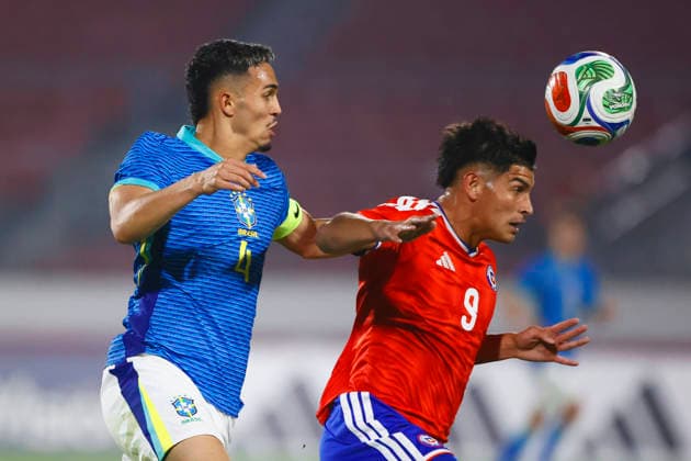 Futbol, Chile vs Brasil. Partido amistoso categoria sub 20. El jugador de la seleccion chilena Yastin Cuevas, derecha, disputa el balon con Arthur Dias de Brasil durante un partido amistoso de la categoria sub 20 realizado en el estadio Nacional de Santiago, Chile. 06 06 2026 Dragomir Yankovic Photosport Football, Chile vs Brazil. U-20 friendly match. ChileÕs player Yastin Cuevas, right, vies for the ball against Brazil player Arthur Dias during a U-20 friendly match at Nacional stadium in Santiago, Chile. 06 06 2026 Dragomir Yankovic Photosport Chile vs Brasil, amistoso sub 20, 2026