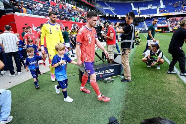 Andy Robertson of Scotland and Angus Gunn of Scotland Bolivia v Scotland, International Friendly, Länderspiel, Nationalmannschaft Football, Sports Illustrated Stadium, New Jersey, USA - 06 Jun 2026New Jersey Sports Illustrated Stadium United States of America EDITORIAL USE ONLY No use with unauthorised audio, video, data, fixture lists, club league logos or live services. Online in-match use limited to 120 images, no video emulation. No use in betting, games or single club league player publications. Copyright: xMichaelxZemanek Shutterstockx 16912856di