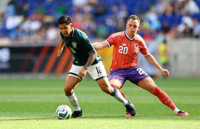 Ervin Vaca of Bolivia and Lawrence Shankland of Scotland Bolivia v Scotland, International Friendly, Länderspiel, Nationalmannschaft Football, Sports Illustrated Stadium, New Jersey, USA - 06 Jun 2026New Jersey Sports Illustrated Stadium United States of America EDITORIAL USE ONLY No use with unauthorised audio, video, data, fixture lists, club league logos or live services. Online in-match use limited to 120 images, no video emulation. No use in betting, games or single club league player publications. Copyright: xMichaelxZemanek Shutterstockx 16912856ei