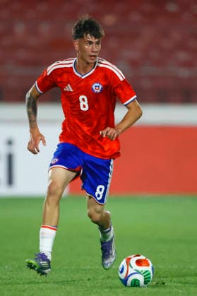 Futbol, Chile vs Brasil. Partido amistoso categoria sub 20. El jugador de de la seleccion chilena, Antonio Riquelme, controla el balon durante un partido amistoso de la categoria sub 20 realizado en el estadio Nacional de Santiago, Chile. 06 06 2026 Dragomir Yankovic Photosport Football, Chile vs Brazil. U-20 friendly match. ChileÕs player, Antonio Riquelme, controls the ball during a U-20 friendly match at Nacional stadium in Santiago, Chile. 06 06 2026 Dragomir Yankovic Photosport Chile vs Brasil, amistoso sub 20, 2026