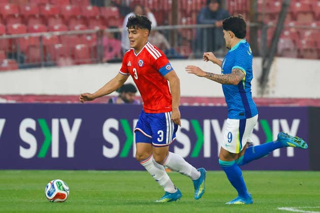 Futbol, Chile vs Brasil. Partido amistoso categoria sub 20. El jugador de la seleccion chilena Bruno Torres, izquierda, disputa el balon con el defensa de Brasil durante un partido amistoso de la categoria sub 20 realizado en el estadio Nacional de Santiago, Chile. 06 06 2026 Dragomir Yankovic Photosport Football, Chile vs Brazil. U-20 friendly match. ChileÕs player Bruno Torres,, left, vies for the ball against Brazil player defense during a U-20 friendly match at Nacional stadium in Santiago, Chile. 06 06 2026 Dragomir Yankovic Photosport Chile vs Brasil, amistoso sub 20, 2026