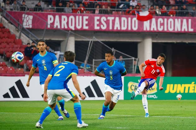 Futbol, Chile vs Brasil. Partido amistoso categoria sub 20. El jugador de la seleccion chilena Martin Mundaca, derecha, disputa el balon con Joao Victor de Brasil durante un partido amistoso de la categoria sub 20 realizado en el estadio Nacional de Santiago, Chile. 06 06 2026 Dragomir Yankovic Photosport Football, Chile vs Brazil. U-20 friendly match. ChileÕs player Martin Mundaca, right, vies for the ball against Brazil player Joao Victor during a U-20 friendly match at Nacional stadium in Santiago, Chile. 06 06 2026 Dragomir Yankovic Photosport Chile vs Brasil, amistoso sub 20, 2026