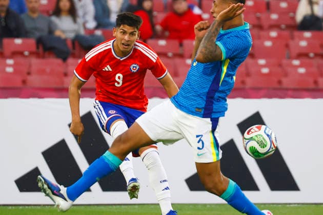 Futbol, Chile vs Brasil. Partido amistoso categoria sub 20. El jugador de de la seleccion chilena, Yastin Cuevas, controla el balon durante un partido amistoso de la categoria sub 20 realizado en el estadio Nacional de Santiago, Chile. 06 06 2026 Dragomir Yankovic Photosport Football, Chile vs Brazil. U-20 friendly match. ChileÕs player, Yastin Cuevas, controls the ball during a U-20 friendly match at Nacional stadium in Santiago, Chile. 06 06 2026 Dragomir Yankovic Photosport Chile vs Brasil, amistoso sub 20, 2026