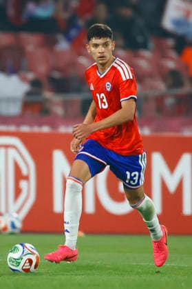 Futbol, Chile vs Brasil. Partido amistoso categoria sub 20. El jugador de de la seleccion chilena, Joaquin Soto, controla el balon durante un partido amistoso de la categoria sub 20 realizado en el estadio Nacional de Santiago, Chile. 06 06 2026 Dragomir Yankovic Photosport Football, Chile vs Brazil. U-20 friendly match. ChileÕs player, Joaquin Soto, controls the ball during a U-20 friendly match at Nacional stadium in Santiago, Chile. 06 06 2026 Dragomir Yankovic Photosport Chile vs Brasil, amistoso sub 20, 2026