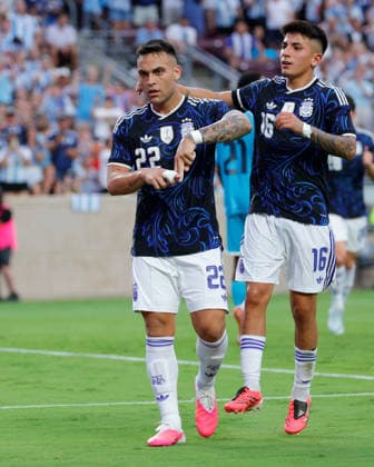 June 6, 2026, College Station, Texas, USA: Argentina forward LAUTARO MARToÂNEZ (22) celebrates a goal with Argentina forward THIAGO ALMADA (16) during an International Friendly, Länderspiel, Nationalmannschaft soccer match between Argentina and Honduras at Kyle Field in College Station, TX, Saturday, June 6, 2026. College Station USA - ZUMAa325 20260606_zsa_a325_005 Copyright: xDavidxBalleringxIix