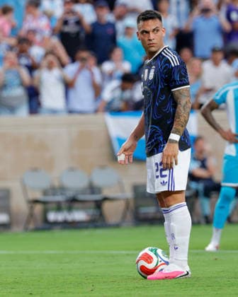 June 6, 2026, College Station, Texas, USA: Argentina forward LAUTARO MARToÂNEZ (22) lines up for a penalty kick during an International Friendly, Länderspiel, Nationalmannschaft soccer match between Argentina and Honduras at Kyle Field in College Station, TX, Saturday, June 6, 2026. College Station USA - ZUMAa325 20260606_zsa_a325_032 Copyright: xDavidxBalleringxIix