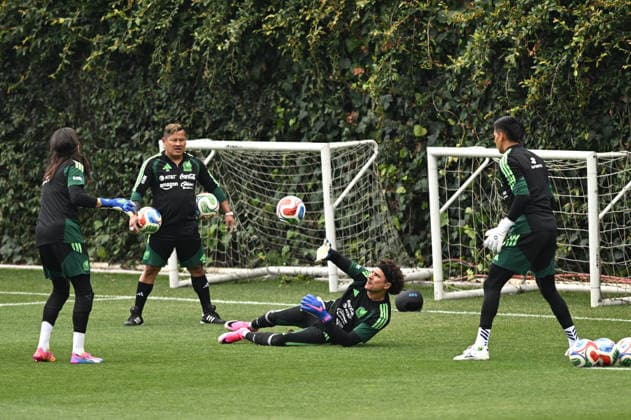 (260607) -- MEXICO CITY, June 7, 2026 -- Guillermo Ochoa (bottom), goalkeeper of the Mexican national football team, performs exercises during a team s open training session for the FIFA World Cup, WM, Weltmeisterschaft, Fussball 2026 in Mexico City, Mexico, on June 6, 2026. ) (SP)MEXICO-MEXICO CITY-FOOTBALL-FIFA WORLD CUP-MEXICO TEAM TRAINING WuxWei
