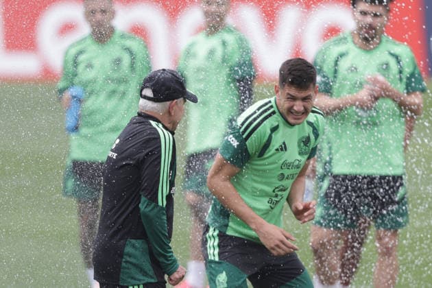 (260607) -- MEXICO CITY, June 7, 2026 -- Javier Aguirre (L), head coach of the Mexican national football team, reacts with player Cesar Montes during a team s open training session for the FIFA World Cup, WM, Weltmeisterschaft, Fussball 2026 in Mexico City, Mexico, on June 6, 2026. (Photo by Xinhua) (SP)MEXICO-MEXICO CITY-FOOTBALL-FIFA WORLD CUP-MEXICO TEAM TRAINING FranciscoxCanedo
