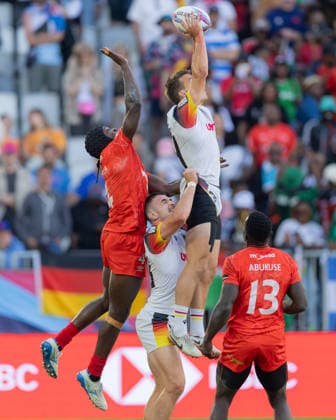 Deutschland - Kenia, SVNS Rugby World Championship, WM, Weltmeisterschaft Cedric Eichholz (Deutschland, 54) fängt den Ankick der Kenianer. Bennet Veil (Deutschland, 68) hebt ihn dazu in die Höhe. Links Vincent Onyala Owino (Kenia, 4), rechts Denis Abukuse (Kenia, 13). Halbfinale um Platz 9 zwischen Deutschland und Kenia. Drittes Turnier der SVNS World Championship, Siebener-Rugby WM vom 5. bis 7. Juni 2026 in Bordeaux (Frankreich). Tag 2, 6. Juni 2026., Bordeaux Region Nouvelle-Aquitaine Frankreich Stade Atlantique