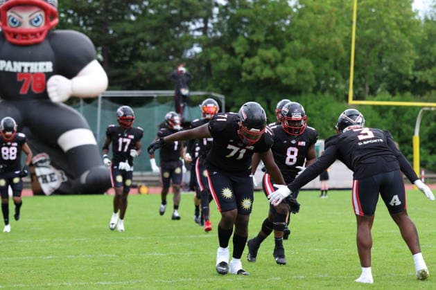 RECORD DATE NOT STATED Jurriente Davis (Düsseldorf Panther, 03), Dean-Roderick Tanwani (Düsseldorf Panther, 08) and Dwain-Njoh Mafany (Düsseldorf Panther, 71) celebrates the Run in, Düsseldorf Panther vs Regensburg Phoenix, American Football, GFL, German Football League, Season 2022, Week 5, 06.06.2026, Photo: Foot Bowl Klaus Sack Düsseldorf Stadion VfL Benrath Deutschland Copyright: xFootxBowl KlausxSackx