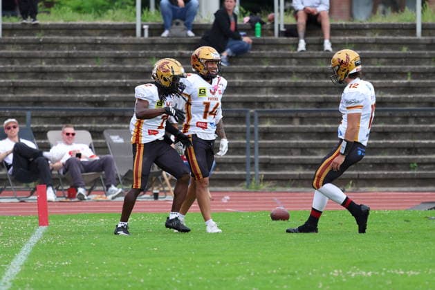 RECORD DATE NOT STATED Nicolas Hayes (Regensburg Phoenix, 02), Cameron Yowell (Regensburg Phoenix, 12) and Jadon Gildersleeve (Regensburg Phoenix, 14) celebrates a Touchdown, Düsseldorf Panther vs Regensburg Phoenix, American Football, GFL, German Football League, Season 2022, Week 5, 06.06.2026, Photo: Foot Bowl Klaus Sack Düsseldorf Stadion VfL Benrath Deutschland Copyright: xFootxBowl KlausxSackx
