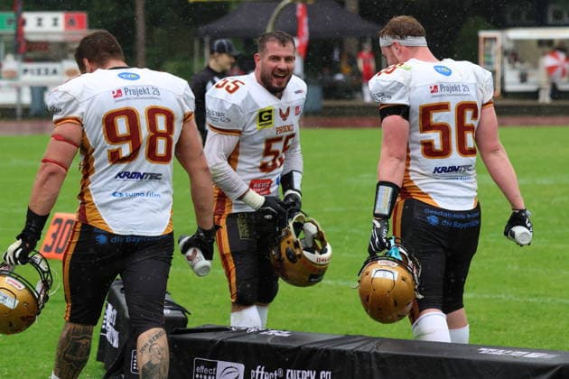 RECORD DATE NOT STATED Gianfranco Anger (Regensburg Phoenix, 55), Felix Lübbers (Regensburg Phoenix, 56) and Tim Wagner (Regensburg Phoenix, 98) celebrates the win of the team, Düsseldorf Panther vs Regensburg Phoenix, American Football, GFL, German Football League, Season 2022, Week 5, 06.06.2026, Photo: Foot Bowl Klaus Sack Düsseldorf Stadion VfL Benrath Deutschland Copyright: xFootxBowl KlausxSackx