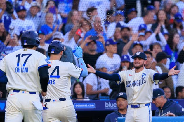 June 6, 2026, Los Angeles, California, USA: Andy Pages 44 of the Los Angeles Dodgers is showered with sunflower seeds by Alex Freeland 76 after hitting a home run during a regular season MLB, Baseball Herren, USA game against the Los Angeles Angels on Saturday June 6, 2026 at Dodger Stadium in Los Angeles, California. Dodgers defeat Angels, 9-2. JAVIER ROJAS PI Dodgers Defeat Angels, 9-2 - ZUMAp124 20260606_zaa_p124_068 Copyright: xJavierxRojasx