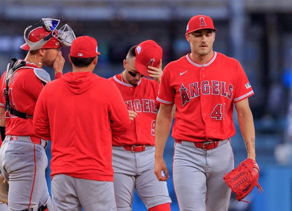 June 6, 2026, Los Angeles, California, USA: Starting pitcher, Jack Kochanowicz 41 of the Los Angeles Angels returns to the dugout after being relieved in the first inning in a regular season MLB, Baseball Herren, USA game against the Los Angeles Dodgers on Saturday June 6, 2026 at Dodger Stadium in Los Angeles, California. Dodgers defeat Angels, 9-2. JAVIER ROJAS PI Dodgers Defeat Angels, 9-2 - ZUMAp124 20260606_zaa_p124_070 Copyright: xJavierxRojasx