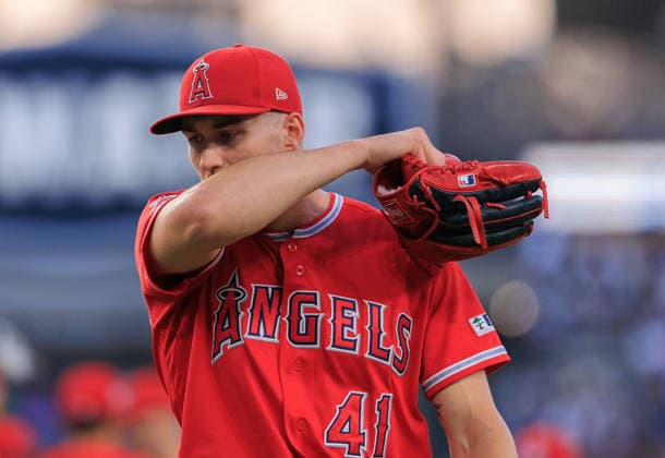 June 6, 2026, Los Angeles, California, USA: Starting pitcher, Jack Kochanowicz 41 of the Los Angeles Angels returns to the dugout after being relieved in the first inning in a regular season MLB, Baseball Herren, USA game against the Los Angeles Dodgers on Saturday June 6, 2026 at Dodger Stadium in Los Angeles, California. Dodgers defeat Angels, 9-2. JAVIER ROJAS PI Dodgers Defeat Angels, 9-2 - ZUMAp124 20260606_zaa_p124_072 Copyright: xJavierxRojasx