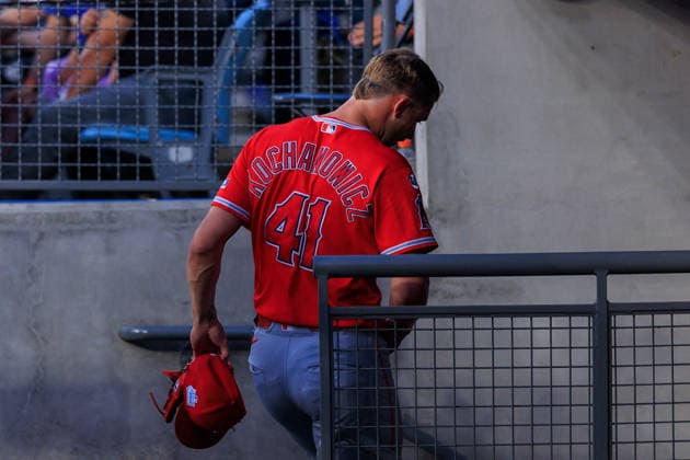 June 6, 2026, Los Angeles, California, USA: Starting pitcher, Jack Kochanowicz 41 of the Los Angeles Angels returns to the dugout after being relieved in the first inning in a regular season MLB, Baseball Herren, USA game against the Los Angeles Dodgers on Saturday June 6, 2026 at Dodger Stadium in Los Angeles, California. Dodgers defeat Angels, 9-2. JAVIER ROJAS PI Dodgers Defeat Angels, 9-2 - ZUMAp124 20260606_zaa_p124_073 Copyright: xJavierxRojasx