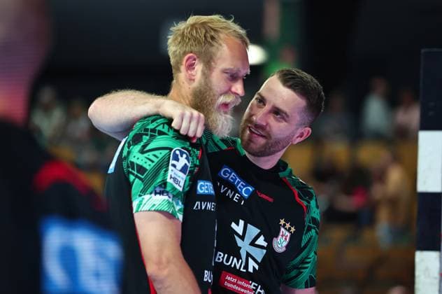 Lukas Mertens (SC Magdeburg, 22, rechts) umarmt Matthias Musche (SC Magdeburg, 06) GER, HSG Wetzlar vs SC Magdeburg, Handball, 1. Bundesliga, 34. Spieltag, Spielzeit 2025 2026, 07.06.2026 GER, HSG Wetzlar vs SC Magdeburg, Handball, 1. Bundesliga, 34. Spieltag, Spielzeit 2025 2026, 07.06.2026 Wetzlar