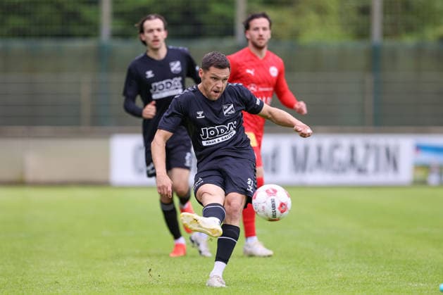 Mirko Boland (SV Todesfelde, 31) am Ball, Einzelbild, Ganzkörper, Aktion, Action, Spielszene, 07.06.2026, Bremen (Deutschland), Fussball, Aufstiegsrunde Regionalliga Nord, 1. FC Germania Egestorf-Langreder - SV Todesfelde