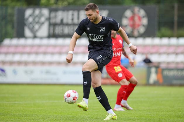 Morten Liebert (SV Todesfelde, 11) am Ball, Einzelbild, Ganzkörper, Aktion, Action, Spielszene, 07.06.2026, Bremen (Deutschland), Fussball, Aufstiegsrunde Regionalliga Nord, 1. FC Germania Egestorf-Langreder - SV Todesfelde