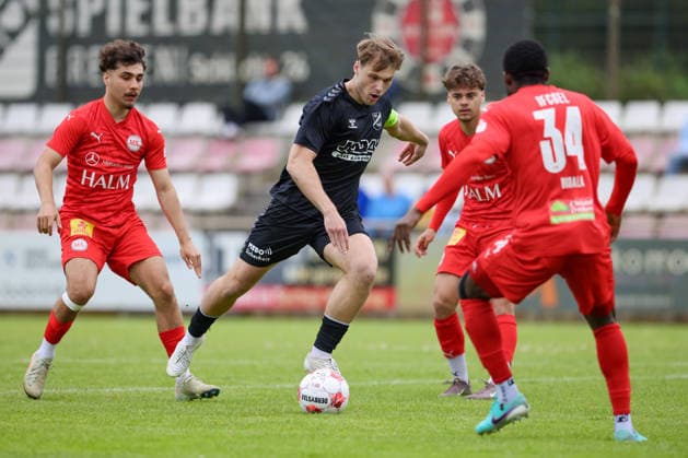 Mats Klüver (SV Todesfelde, 10) am Ball, Einzelbild, Ganzkörper, Aktion, Action, Spielszene, 07.06.2026, Bremen (Deutschland), Fussball, Aufstiegsrunde Regionalliga Nord, 1. FC Germania Egestorf-Langreder - SV Todesfelde