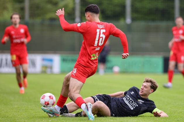 v.li.: Erblin Thaqi (1. FC Germania Egestorf-Langreder, 15) und Mats Klüver (SV Todesfelde, 10) im Zweikampf, Duell, Dynamik, Aktion, Action, Spielszene, 07.06.2026, Bremen (Deutschland), Fussball, Aufstiegsrunde Regionalliga Nord, 1. FC Germania Egestorf-Langreder - SV Todesfelde