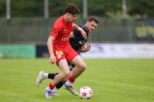 v.li.: Finn Hoffmann (1. FC Germania Egestorf-Langreder, 9) und Mirko Boland (SV Todesfelde, 31) im Zweikampf, Duell, Dynamik, Aktion, Action, Spielszene, 07.06.2026, Bremen (Deutschland), Fussball, Aufstiegsrunde Regionalliga Nord, 1. FC Germania Egestorf-Langreder - SV Todesfelde