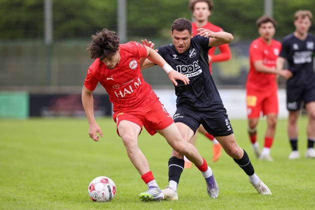 v.li.: Finn Hoffmann (1. FC Germania Egestorf-Langreder, 9) und Mirko Boland (SV Todesfelde, 31) im Zweikampf, Duell, Dynamik, Aktion, Action, Spielszene, 07.06.2026, Bremen (Deutschland), Fussball, Aufstiegsrunde Regionalliga Nord, 1. FC Germania Egestorf-Langreder - SV Todesfelde