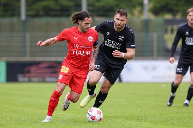 v.li.: Joshua Siegert (1. FC Germania Egestorf-Langreder, 20) und Morten Liebert (SV Todesfelde, 11) im Zweikampf, Duell, Dynamik, Aktion, Action, Spielszene, 07.06.2026, Bremen (Deutschland), Fussball, Aufstiegsrunde Regionalliga Nord, 1. FC Germania Egestorf-Langreder - SV Todesfelde