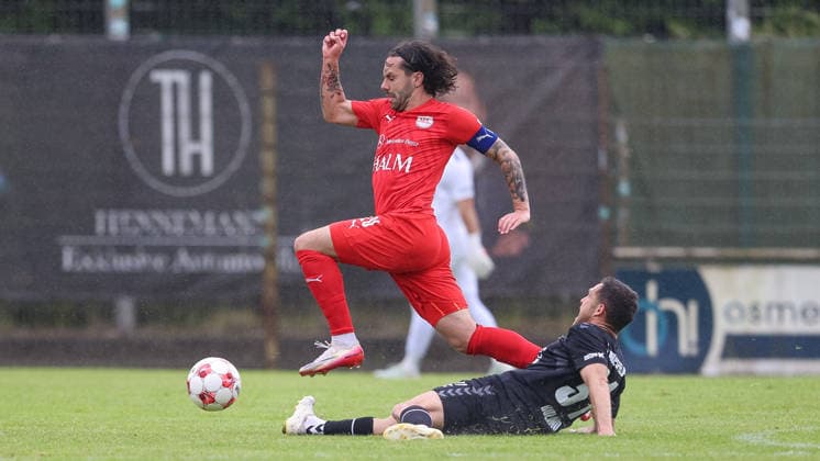 v.li.: Joshua Siegert (1. FC Germania Egestorf-Langreder, 20) und Mirko Boland (SV Todesfelde, 31) im Zweikampf, Duell, Dynamik, Aktion, Action, Spielszene, 07.06.2026, Bremen (Deutschland), Fussball, Aufstiegsrunde Regionalliga Nord, 1. FC Germania Egestorf-Langreder - SV Todesfelde