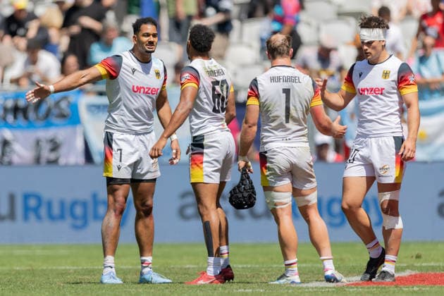 Deutschland - Argentinien, SVNS Rugby World Championship, WM, Weltmeisterschaft Diskussionsbedarf nach der Niederlage. Von links Chris Umeh (Deutschland, 7), Makonnen Amekuedi (Deutschland, 60), Felix Hufnagel (Deutschland, 1) und Lennox Wiese (Deutschland, 20). Spiel um Platz 9 zwischen Deutschland und Argentinien. Drittes Turnier der SVNS World Championship, Siebener-Rugby WM vom 5. bis 7. Juni 2026 in Bordeaux (Frankreich). 7. Juni 2026., Bordeaux Region Nouvelle-Aquitaine Frankreich Stade Atlantique