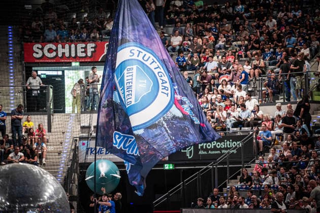 Fahne: TVB Stuttgart Bittenfeld vor Publikumskulisse GER, TVB Stuttgart - HC Erlangen, DAIKIN HBL, Handball, Bundesliga, 34. Spieltag, Spielzeit 2025 2026, 07.06.2026 GER, TVB Stuttgart - HC Erlangen, DAIKIN HBL, Handball, Bundesliga, 34. Spieltag, Spielzeit 2025 2026, 07.06.2026 Stuttgart