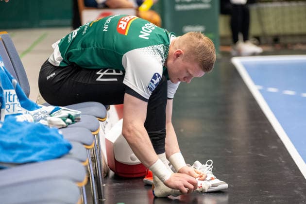 Ymir Oern Gislason (FRISCH AUF! Goeppingen, 33) macht sich nach dem Tapen bereit fuer das Spiel. Bergischer HC vs. Frisch Auf! Goeppingen, Handball, DAIKIN HBL, 34. Spieltag, Saison 2025 2026, 07.06.2026 Bergischer HC vs. Frisch Auf! Goeppingen, Handball, DAIKIN HBL, 34. Spieltag, Saison 2025 2026, 07.06.2026 Wuppertal