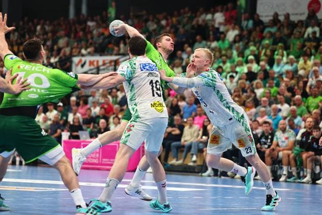 Dominik Mappes (HSG Wetzlar, 07) im Zweikampf mit Elvar Oern Jonsson (SC Magdeburg, 19, links) und Magnus Saugstrup (SC Magdeburg, 23) GER, HSG Wetzlar vs SC Magdeburg, Handball, 1. Bundesliga, 34. Spieltag, Spielzeit 2025 2026, 07.06.2026 GER, HSG Wetzlar vs SC Magdeburg, Handball, 1. Bundesliga, 34. Spieltag, Spielzeit 2025 2026, 07.06.2026 Wetzlar
