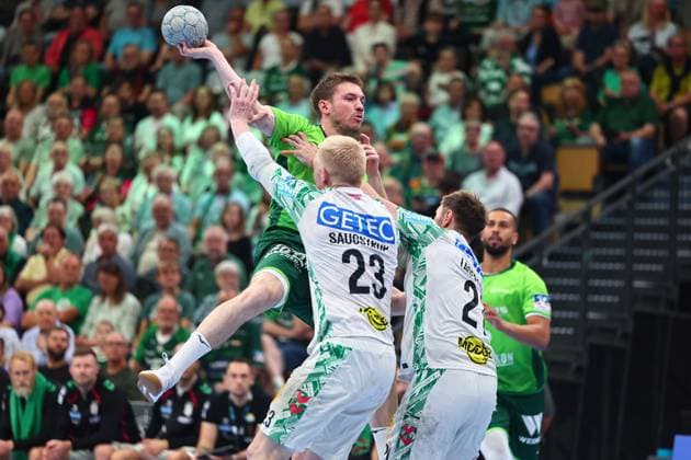 Torwurf von Dominik Mappes (HSG Wetzlar, 07) im Zweikampf mit Magnus Saugstrup (SC Magdeburg, 23, links) und Albin Lagergren (SC Magdeburg, 21) GER, HSG Wetzlar vs SC Magdeburg, Handball, 1. Bundesliga, 34. Spieltag, Spielzeit 2025 2026, 07.06.2026 GER, HSG Wetzlar vs SC Magdeburg, Handball, 1. Bundesliga, 34. Spieltag, Spielzeit 2025 2026, 07.06.2026 Wetzlar