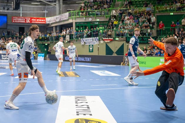 Lukas Diedrich (Bergischer HC 06, 16) hat den Wurf von Franko Lastro (FRISCH AUF! Goeppingen, 28) pariert. Bergischer HC vs. Frisch Auf! Goeppingen, Handball, DAIKIN HBL, 34. Spieltag, Saison 2025 2026, 07.06.2026 Bergischer HC vs. Frisch Auf! Goeppingen, Handball, DAIKIN HBL, 34. Spieltag, Saison 2025 2026, 07.06.2026 Wuppertal