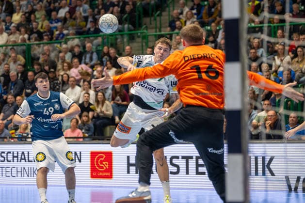 Victor Kloeve (FRISCH AUF! Goeppingen, 07) trifft gegen Lukas Diedrich (Bergischer HC 06, 16). Bergischer HC vs. Frisch Auf! Goeppingen, Handball, DAIKIN HBL, 34. Spieltag, Saison 2025 2026, 07.06.2026 Bergischer HC vs. Frisch Auf! Goeppingen, Handball, DAIKIN HBL, 34. Spieltag, Saison 2025 2026, 07.06.2026 Wuppertal