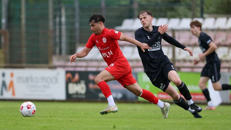v.li.: Adrian Becker (1. FC Germania Egestorf-Langreder, 19) und Pawel Erfmann (SV Todesfelde, 6) im Zweikampf, Duell, Dynamik, Aktion, Action, Spielszene, 07.06.2026, Bremen (Deutschland), Fussball, Aufstiegsrunde Regionalliga Nord, 1. FC Germania Egestorf-Langreder - SV Todesfelde