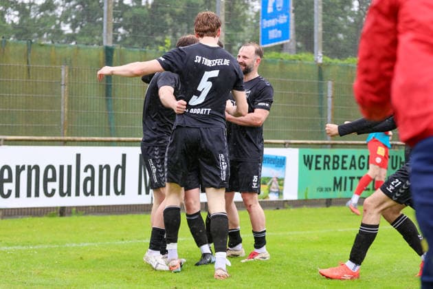 Spieler von SV Todesfelde mit Torjubel, Jubel, jubeln, jubelt, optimistisch, Spielszene, Highlight, Freude über das Tor zum 0:1, 07.06.2026, Bremen (Deutschland), Fussball, Aufstiegsrunde Regionalliga Nord, 1. FC Germania Egestorf-Langreder - SV Todesfelde