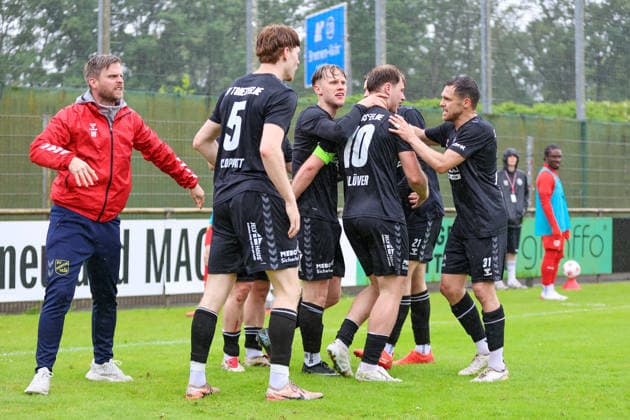Spieler von SV Todesfelde mit Torjubel, Jubel, jubeln, jubelt, optimistisch, Spielszene, Highlight, Freude über das Tor zum 0:1, 07.06.2026, Bremen (Deutschland), Fussball, Aufstiegsrunde Regionalliga Nord, 1. FC Germania Egestorf-Langreder - SV Todesfelde