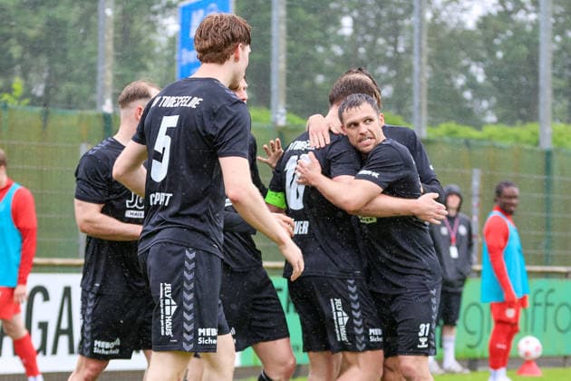Spieler von SV Todesfelde mit Torjubel, Jubel, jubeln, jubelt, optimistisch, Spielszene, Highlight, Freude über das Tor zum 0:1, 07.06.2026, Bremen (Deutschland), Fussball, Aufstiegsrunde Regionalliga Nord, 1. FC Germania Egestorf-Langreder - SV Todesfelde