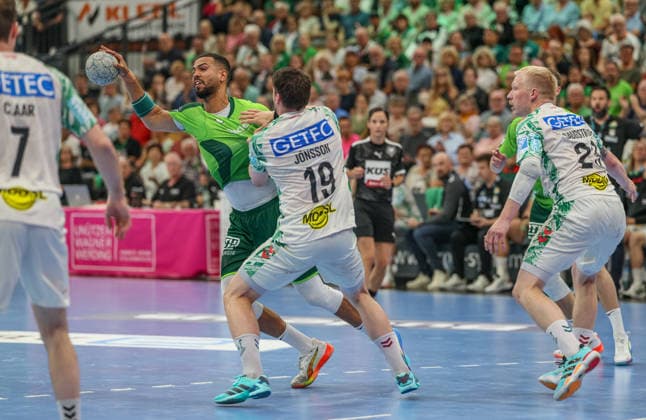 GER, Wetzlar, HSG Wetzlar vs SC Magdeburg, Daikin Handball-Bundesliga, Handball, HBL, Spielzeit 2025 2026, Buderus Arena Wetzlar, 34. Spieltag im Bild v.l.: Philipp Ahouansou (HSG Wetzlar 19), Elvar Örn Jonsson (SC Magdeburg 19) DFB DFL REGULATIONS PROHIBIT ANY USE OF PHOTOGRAPHS AS IMAGE SEQUENCES AND OR QUASI-VIDEO, 07.06.2026
