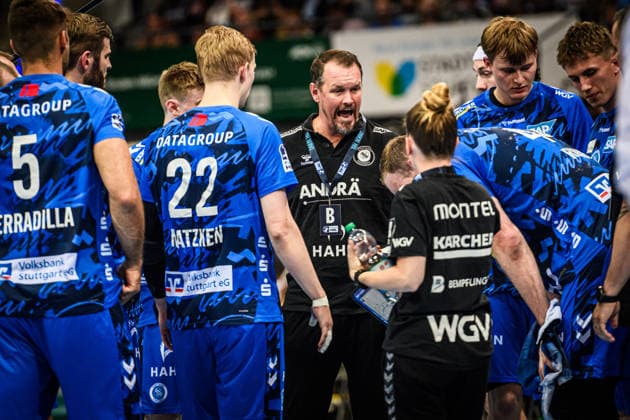 Misha Kaufmann (TVB Stuttgart, Trainer) - Auszeit, Ansprache an das Team GER, TVB Stuttgart - HC Erlangen, DAIKIN HBL, Handball, Bundesliga, 34. Spieltag, Spielzeit 2025 2026, 07.06.2026 GER, TVB Stuttgart - HC Erlangen, DAIKIN HBL, Handball, Bundesliga, 34. Spieltag, Spielzeit 2025 2026, 07.06.2026 Stuttgart