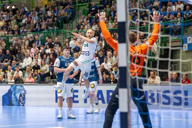 Marcel Schiller (FRISCH AUF! Goeppingen, 24) trifft gegen Lukas Diedrich (Bergischer HC 06, 16). Bergischer HC vs. Frisch Auf! Goeppingen, Handball, DAIKIN HBL, 34. Spieltag, Saison 2025 2026, 07.06.2026 Bergischer HC vs. Frisch Auf! Goeppingen, Handball, DAIKIN HBL, 34. Spieltag, Saison 2025 2026, 07.06.2026 Wuppertal