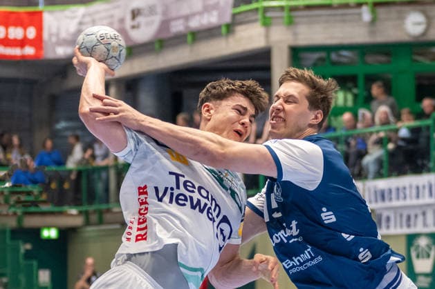 Zweikampf zwischen Elias Newel (FRISCH AUF! Goeppingen, 40) und Lars Mitchell Kooij (Bergischer HC 06, 15). Bergischer HC vs. Frisch Auf! Goeppingen, Handball, DAIKIN HBL, 34. Spieltag, Saison 2025 2026, 07.06.2026 Bergischer HC vs. Frisch Auf! Goeppingen, Handball, DAIKIN HBL, 34. Spieltag, Saison 2025 2026, 07.06.2026 Wuppertal