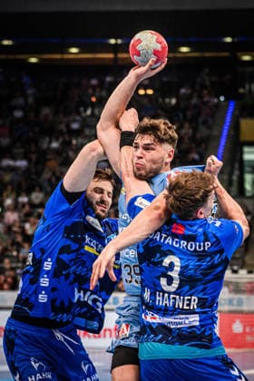 Tobias Buck (HC Erlangen, 39) zwischen Samuel Roethlisberger (TVB Stuttgart, 17) und Max Haefner (TVB Stuttgart, 03) GER, TVB Stuttgart - HC Erlangen, DAIKIN HBL, Handball, Bundesliga, 34. Spieltag, Spielzeit 2025 2026, 07.06.2026 GER, TVB Stuttgart - HC Erlangen, DAIKIN HBL, Handball, Bundesliga, 34. Spieltag, Spielzeit 2025 2026, 07.06.2026 Stuttgart