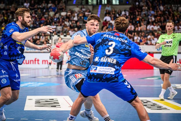 Tobias Buck (HC Erlangen, 39) zwischen Samuel Roethlisberger (TVB Stuttgart, 17) und Max Haefner (TVB Stuttgart, 03) GER, TVB Stuttgart - HC Erlangen, DAIKIN HBL, Handball, Bundesliga, 34. Spieltag, Spielzeit 2025 2026, 07.06.2026 GER, TVB Stuttgart - HC Erlangen, DAIKIN HBL, Handball, Bundesliga, 34. Spieltag, Spielzeit 2025 2026, 07.06.2026 Stuttgart