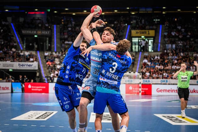 Tobias Buck (HC Erlangen, 39) zwischen Samuel Roethlisberger (TVB Stuttgart, 17) und Max Haefner (TVB Stuttgart, 03) GER, TVB Stuttgart - HC Erlangen, DAIKIN HBL, Handball, Bundesliga, 34. Spieltag, Spielzeit 2025 2026, 07.06.2026 GER, TVB Stuttgart - HC Erlangen, DAIKIN HBL, Handball, Bundesliga, 34. Spieltag, Spielzeit 2025 2026, 07.06.2026 Stuttgart