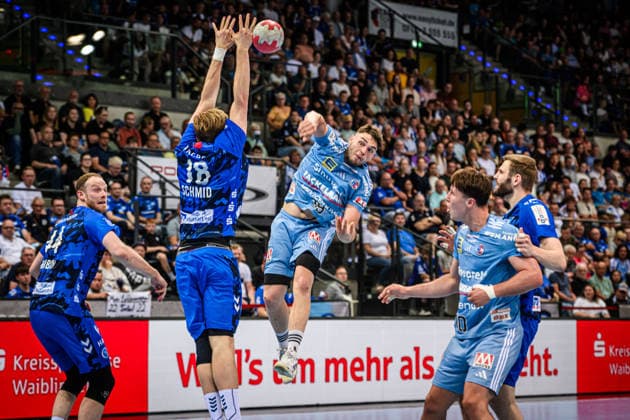 Tobias Buck (HC Erlangen, 39) vs. Linus Schmid (TVB Stuttgart, 18) GER, TVB Stuttgart - HC Erlangen, DAIKIN HBL, Handball, Bundesliga, 34. Spieltag, Spielzeit 2025 2026, 07.06.2026 GER, TVB Stuttgart - HC Erlangen, DAIKIN HBL, Handball, Bundesliga, 34. Spieltag, Spielzeit 2025 2026, 07.06.2026 Stuttgart